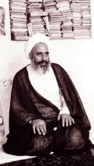 علامه عبدالحسین امینی در کنار کتابها